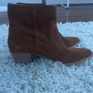 Super cute Carmel colored dolce vita booties! Super great condition!